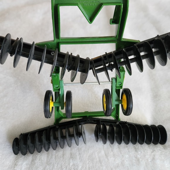 John Deere ERTL Tractor Pedal Disc Harrow, Diecast Metal Attachment 1/16 Scale - Picture 7 of 10